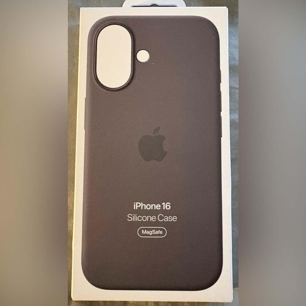 iPhone 16 Silicone case with MagSafe in Stone Gray